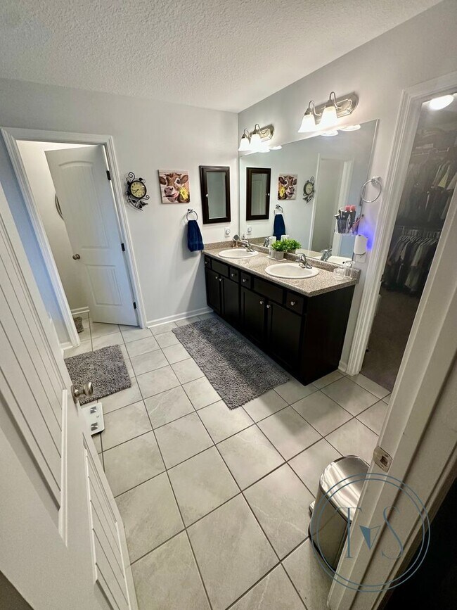 Building Photo - SPRING MOVE-IN SPECIAL: $1000 OFF 1ST MONT...