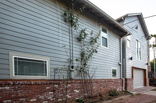 Building Photo - 1515 1/2 S Carson Ave