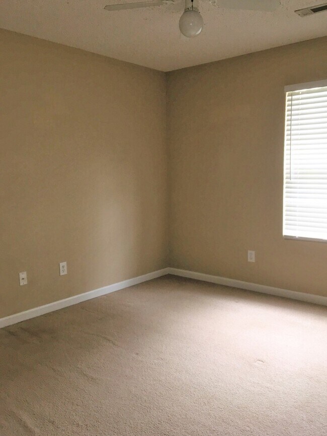 Building Photo - Center 629-631