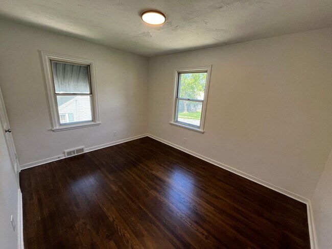 Building Photo - Renovated 2BR Benson