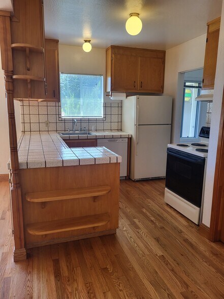 Building Photo - 906 Balra Dr