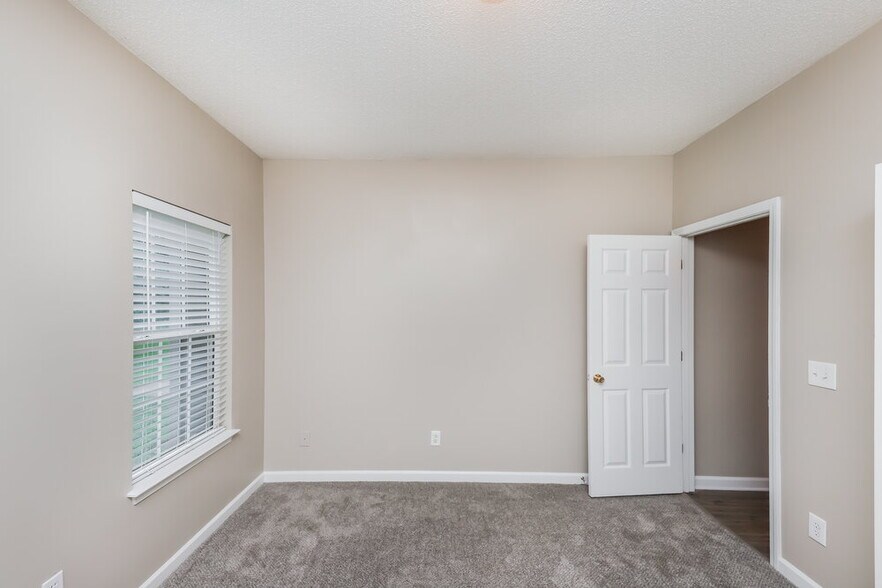 Building Photo - 229 Oakview Dr
