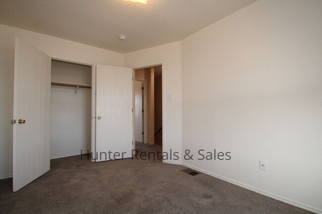 Building Photo - 2 Bedroom Townhome Ready For You!