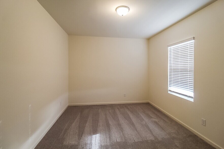 Building Photo - 475 Knightsbridge Ln