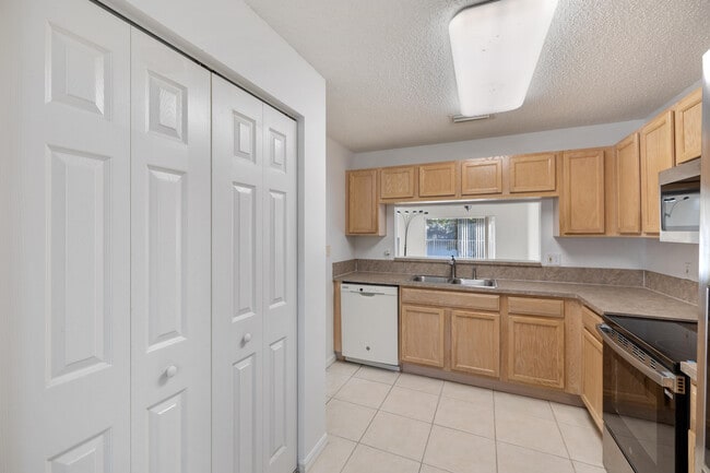 Building Photo - 3800 Woodfield Dr