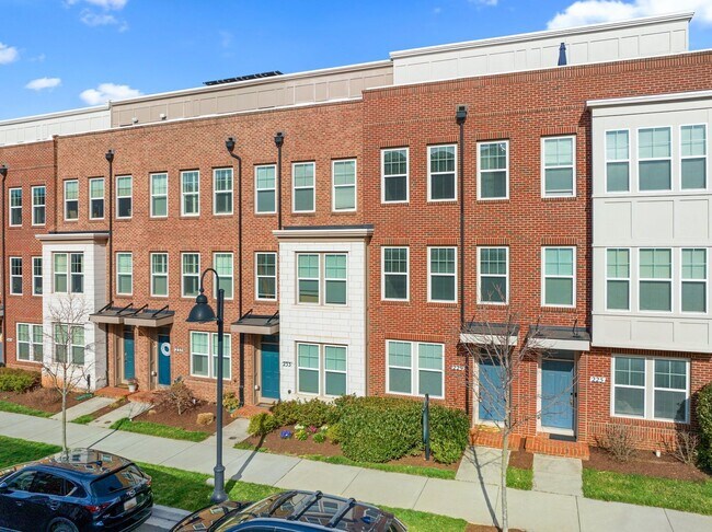 Building Photo - 3 Bed 4.5 Bath - Downtown Crown Townhouse ...