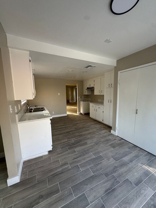 Building Photo - Newly Remodeled home for you!