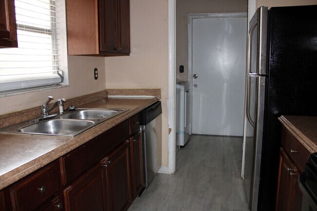 Building Photo - A charming 2-bedroom, 2-bathroom home located in the vibrant community of Spring Hill