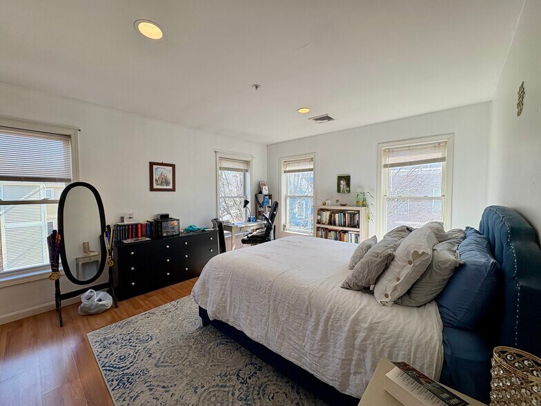 Building Photo - 20 Cameron St