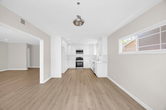 Building Photo - 3 Bedroom and 2 Bathroom Home – Close to C...