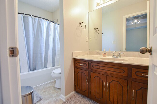 Building Photo - Pet Friendly Three Bedroom!