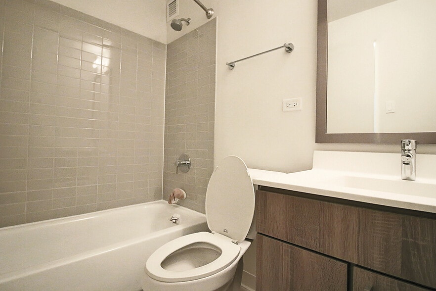 Building Photo - 922 S Ashland Ave