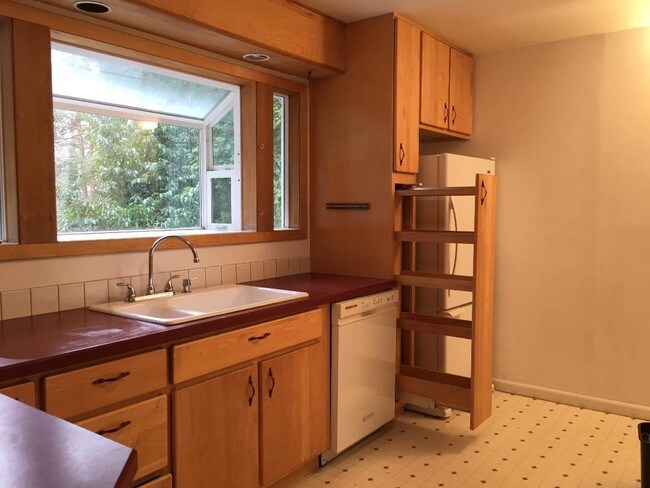 Building Photo - 4751 SW 53rd Ave