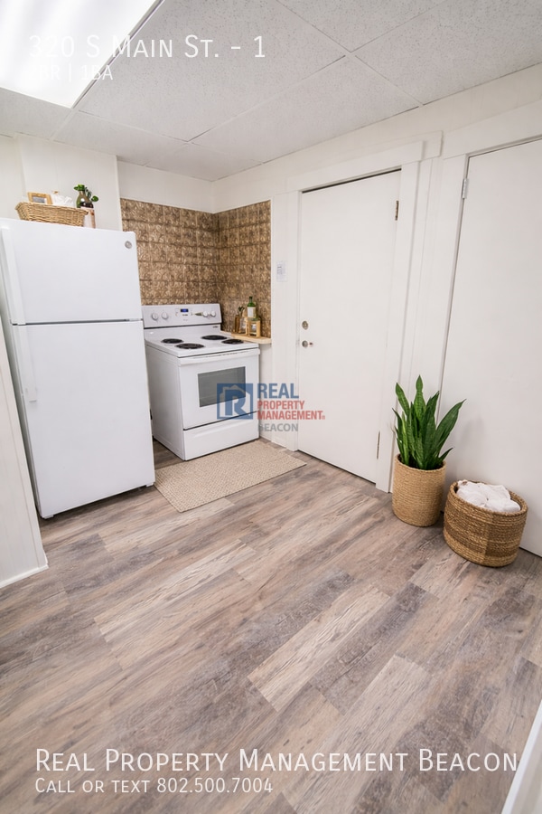 Building Photo - 320 S Main St