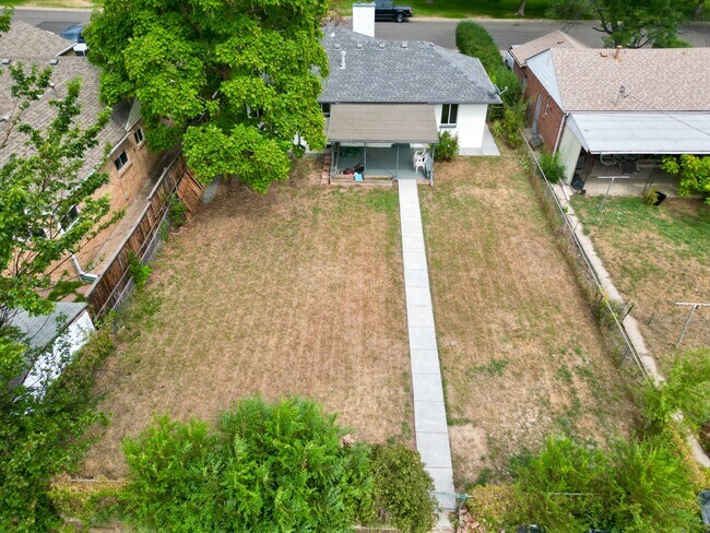 Building Photo - Beautifully remodeled mid-century modern h...