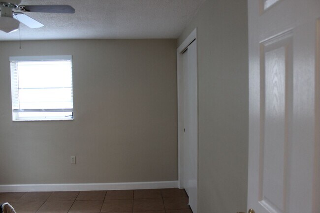 Building Photo - 2 Bedroom 1 Bath Utilities included