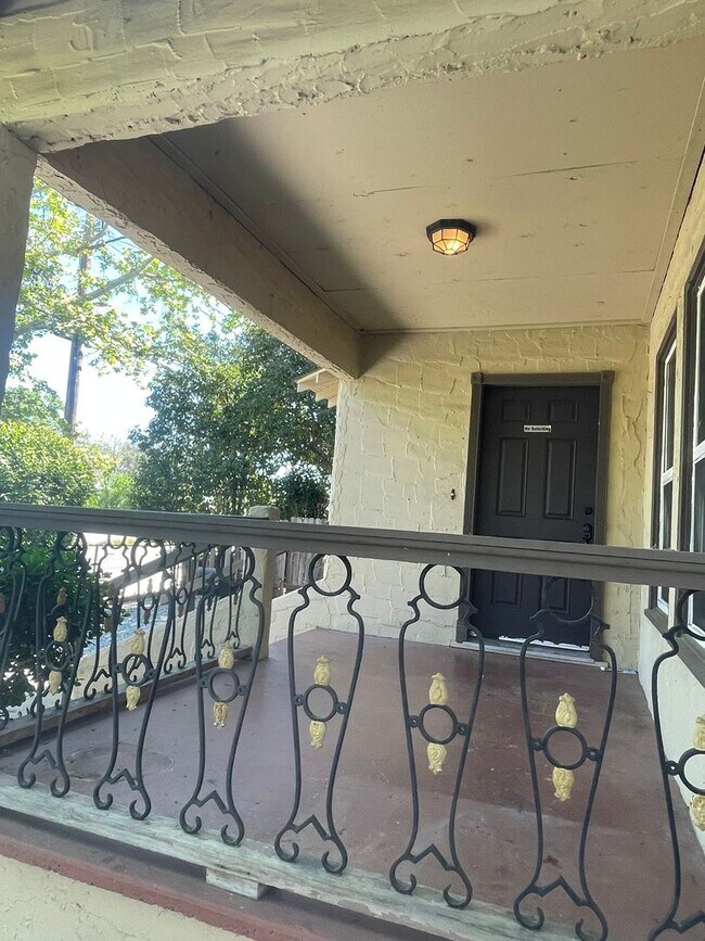 Building Photo - CHARMING 2 BED 1 BATH VICTORIAN HOME