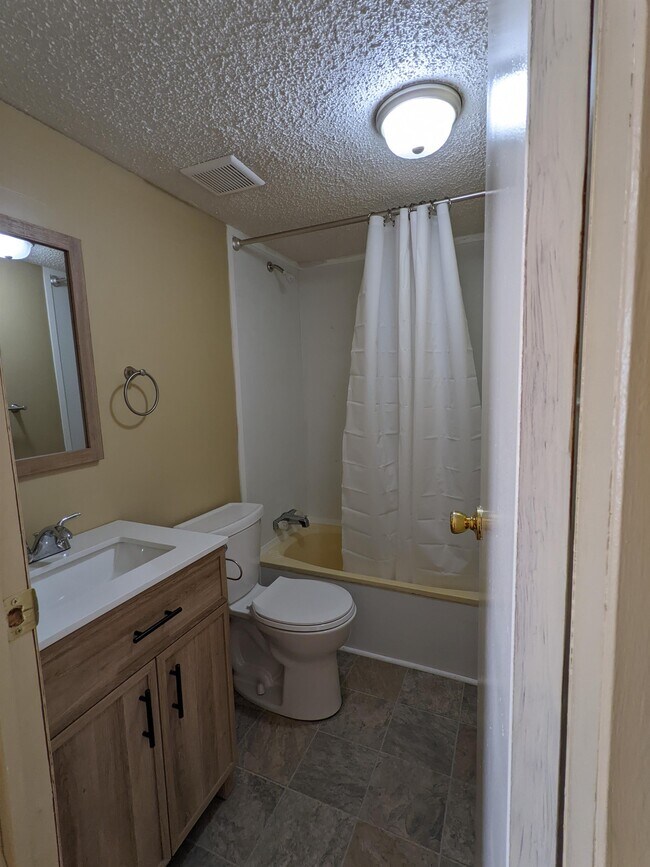 Building Photo - 903 Scott Dr