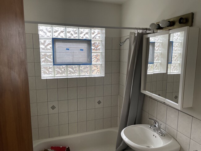 Spacious shower - 17828 Park Ave