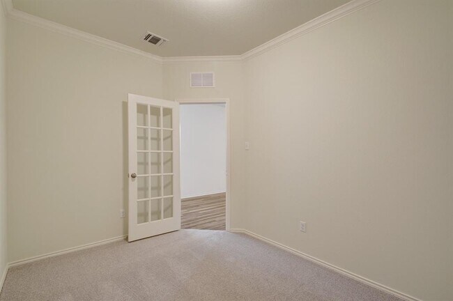 Building Photo - 320 Thornless Cir