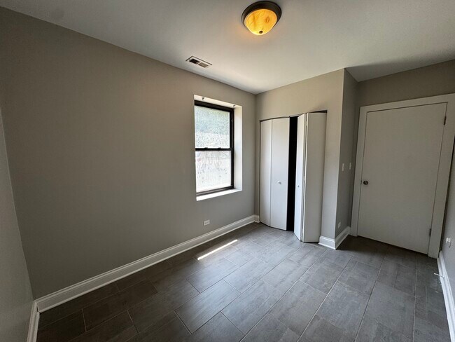 Building Photo - 5001 N Sawyer Ave