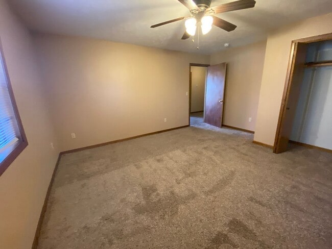 Building Photo - Large 4 Bed /  2 Bath Home
