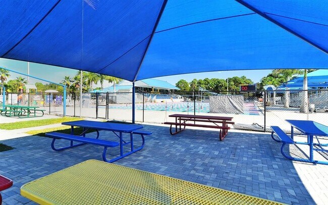 Building Photo - 4140 Central Sarasota Pkwy