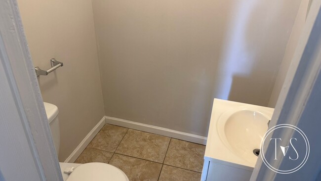 Building Photo - 807 Bowden-move in special