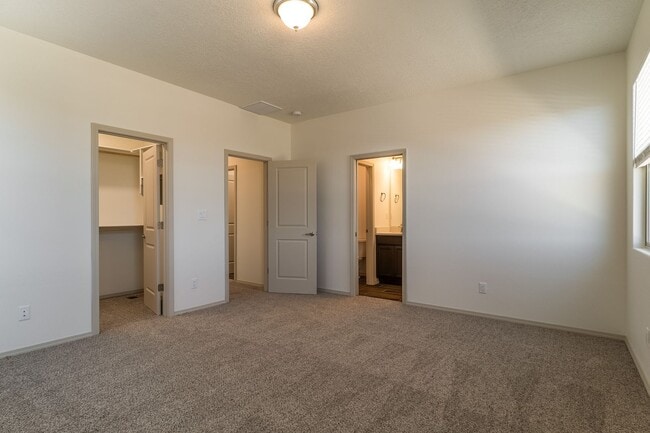 Building Photo - 3 Bedroom Santa Fe Townhouse