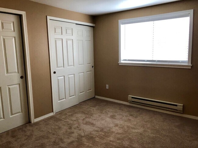 Building Photo - 1 Bedroom Near Lake Washington With Pool!
