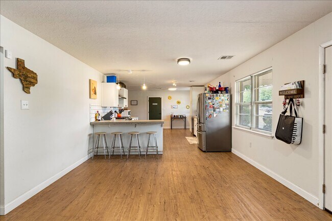 Building Photo - 3308 NW Atlanta Ave