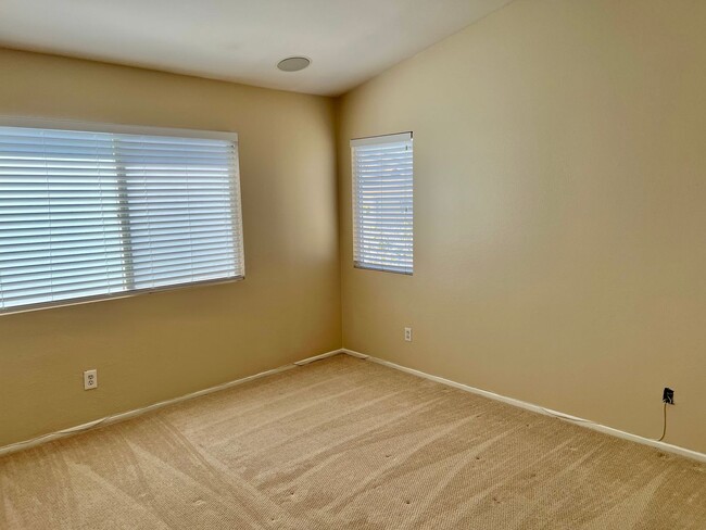 Building Photo - Nice 2 Story Home