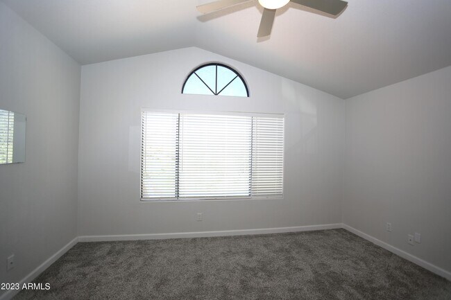 Building Photo - 924 E Manor Dr