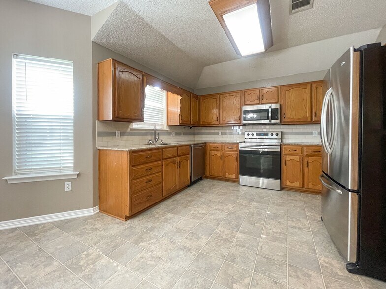 Building Photo - 1029 S Haven