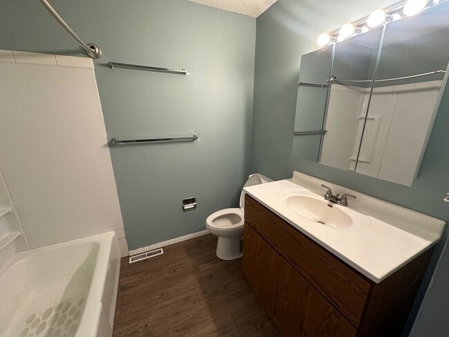 Building Photo - 706 Crescent Dr