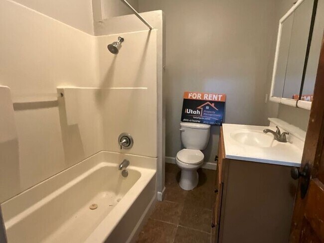 Building Photo - 3 bedroom 2 bath 1 car garage Home- Small Dog Friendly