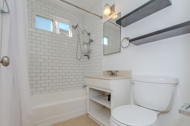 Building Photo - Spacious 2 bedroom / 1 bath home in Pacific Beach / Crown Point!