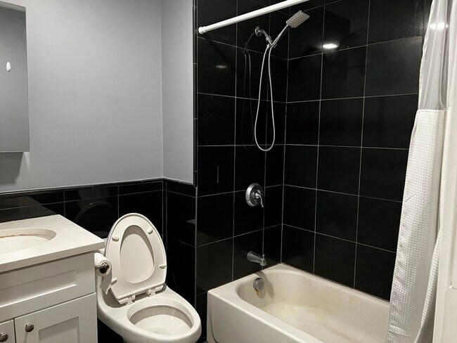 Building Photo - Massive Brighton 8 Bed / 9 Bath House in the 1700 block of Comm Ave!!!! Students Welcome. Avail 9...