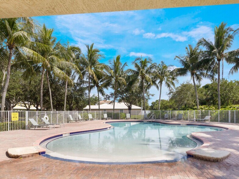 Building Photo - 6821 Hendry Dr