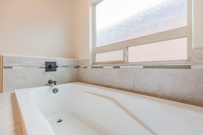 Building Photo - Modern 4 Bed 3 Bath - Pets Allowed!