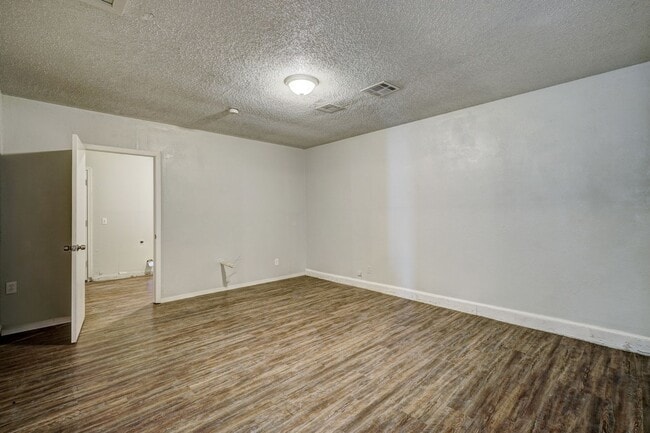 Building Photo - 3 bed 1 bath in Moore!