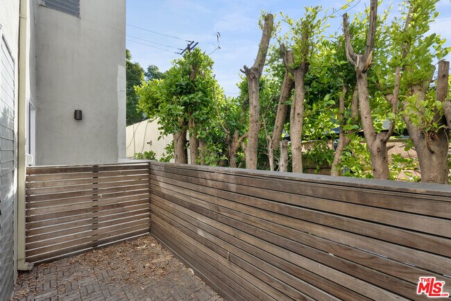 Building Photo - 612 Huntley Dr