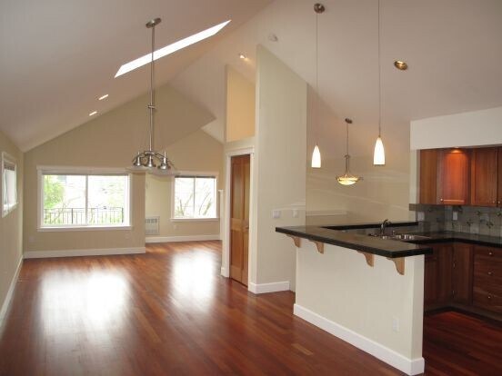 Building Photo - Gorgeous 3 bed/3.5 bath Queen Anne Townhouse!