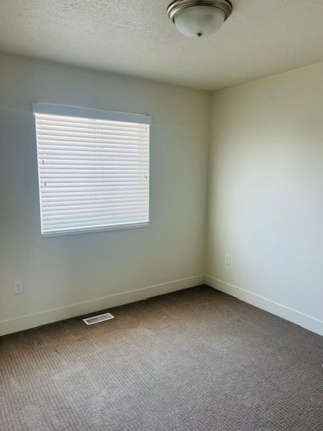 Building Photo - Beautiful townhome with garage and central air