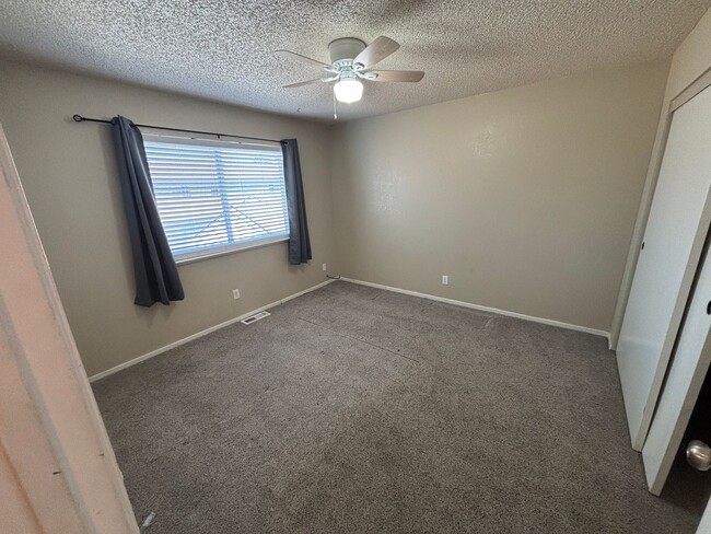 Building Photo - Charming Updated Condominium for Rent in S...