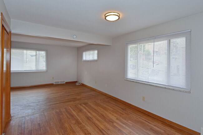 Building Photo - 3101 Clermont Ave
