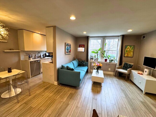 Building Photo - Modernized Fully Furnished 1BR, 1BA Condo at Arbors of Arlington