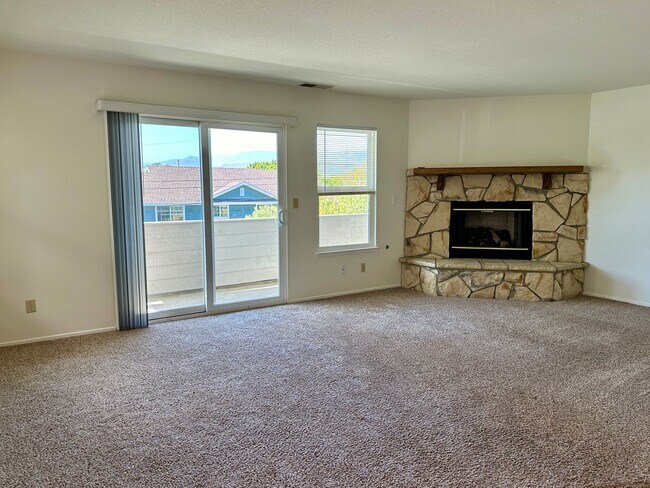 Building Photo - 2 Bedroom 1 Bath Near Downtown Available 8...