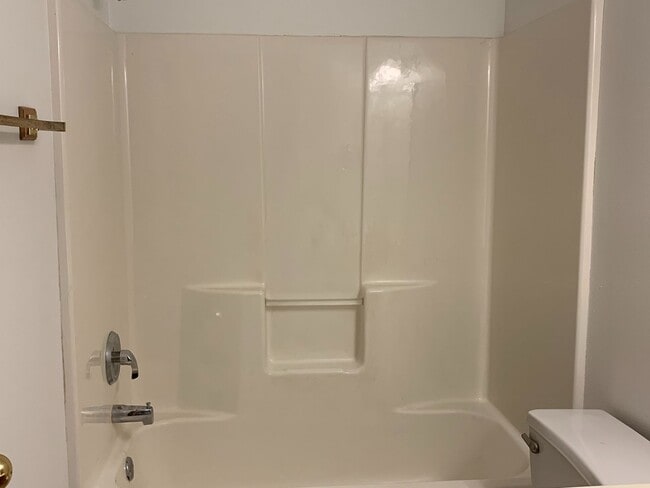 Building Photo - 3 Bedroom Twinhome
