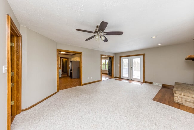 Building Photo - 229 Topaz Ln